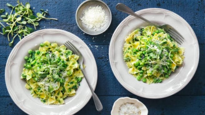 Esta deliciosa ensalada de pasta, mozzarella y pesto es una auténtica maravilla, saludable, fácil de preparar y exquisita, no se le puede pedir nada más