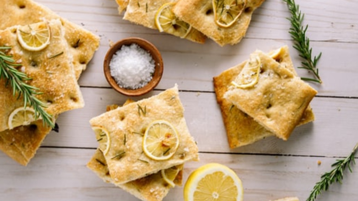 Focaccia de limón con romero