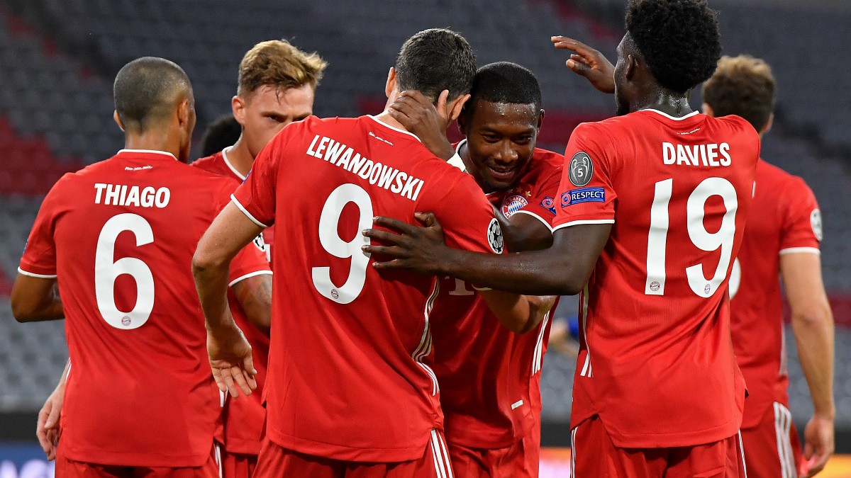 Los jugadores del Bayern celebran un gol de Lewandowski. (AFP)