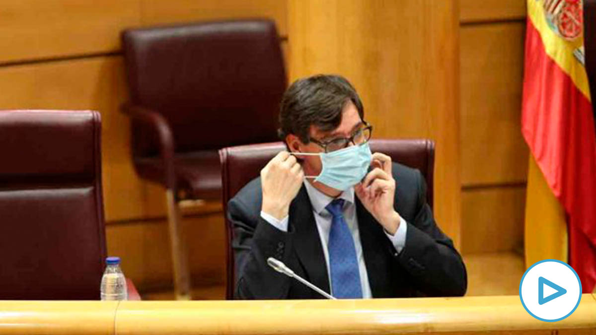 El ministro de Sanidad, Salvador Illa, se quita la mascarilla momentos antes de comparecer en el Senado en Comisión de Sanidad y Consumo, en Madrid. Foto: EP