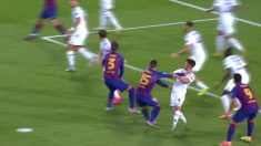 Lenglet empuja a Demme para deshacerse de su marca y rematar sin oposición. (Captura de pantalla)