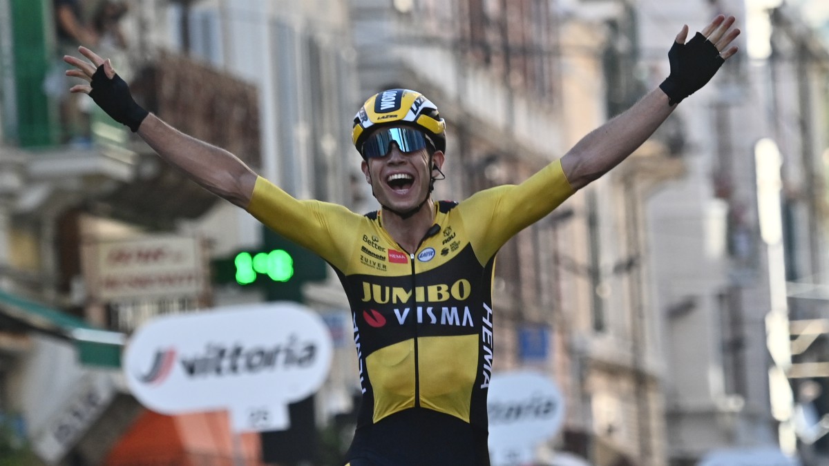 Van Aert celebra su victoria en la Milan-San Remo. (AFP)