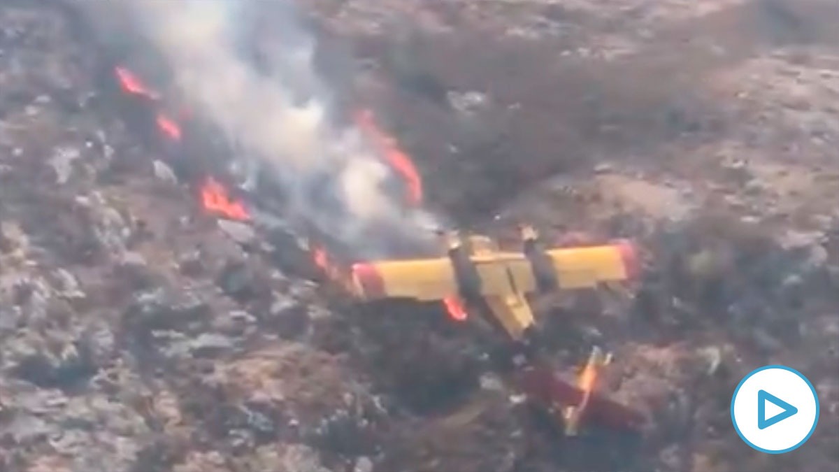 Imagen del avión ardiendo tras el siniestro.