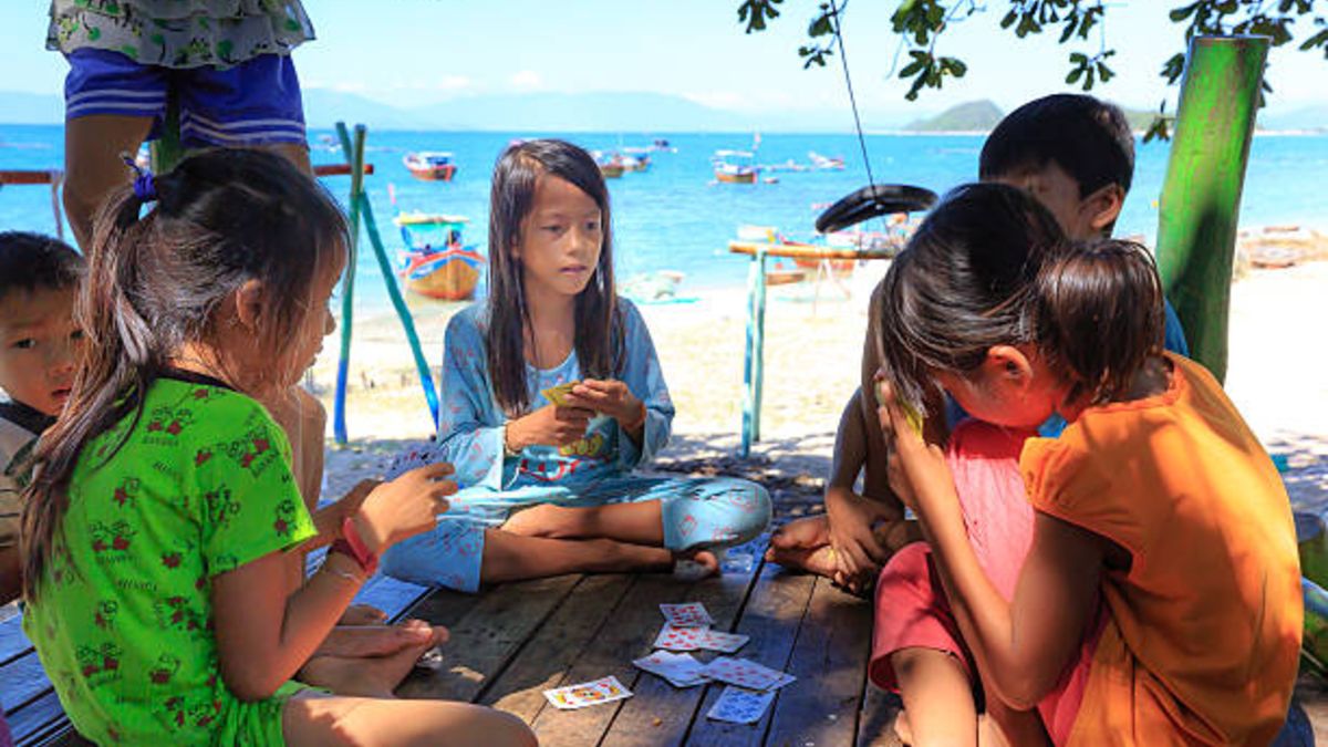 Juegos de cartas para que los niños jueguen bajo la sombrilla en la playa