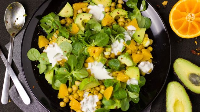 Receta de ensalada de garbanzos, aguacate y naranja