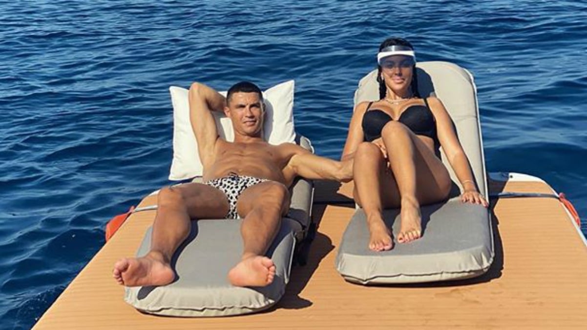 Georgina Rodríguez y Cristiano Ronaldo, en el barco.