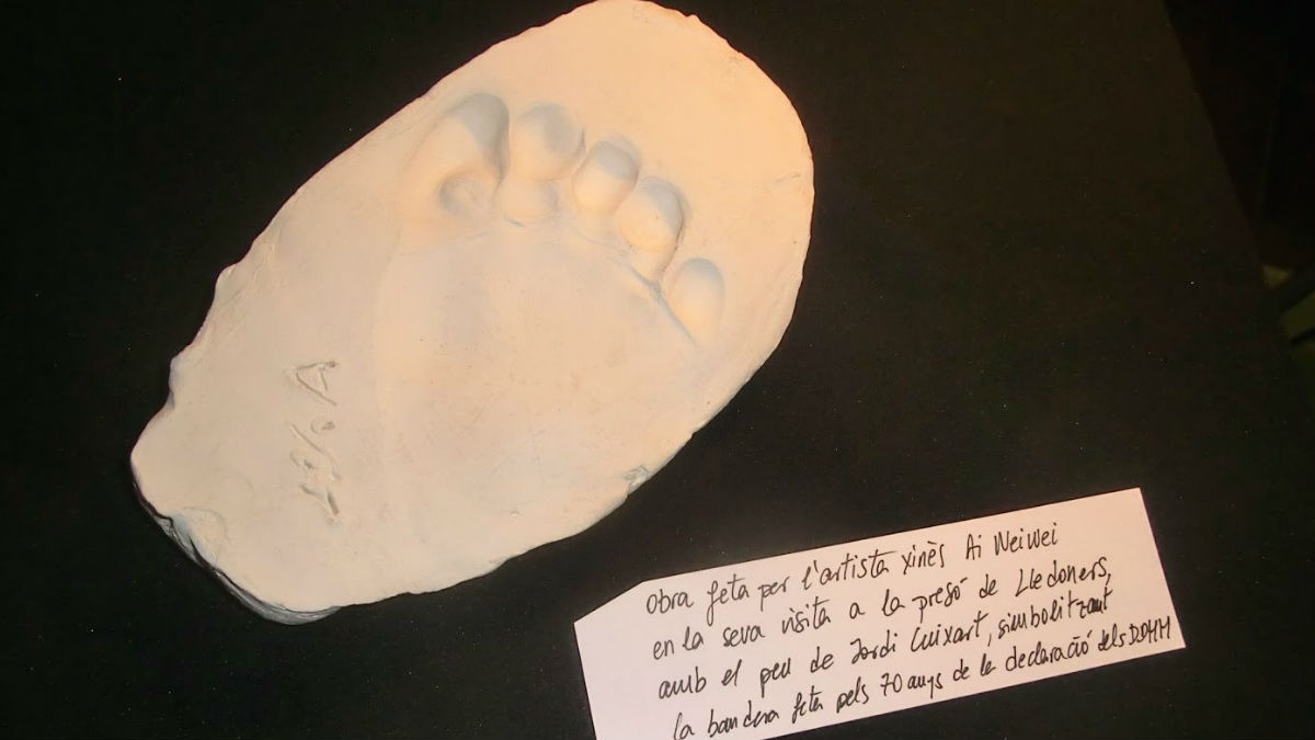 La huella del pie de Jordi Cuixart en un trozo de barro que se expone en un museo de Gerona. (Foto: ‘Dolça Catalunya’)