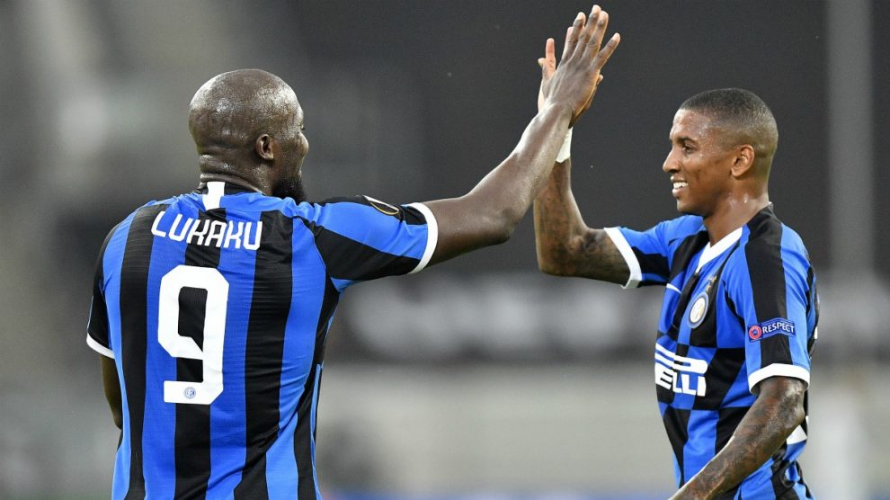 Lukaku y Young celebran un gol del Inter de Milán. (Getty)