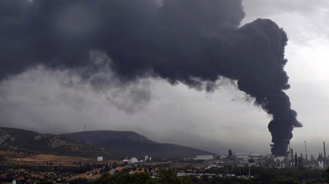 El cambio del viento lleva el humo del incendio de la refinería hacia Puertollano y Argamasilla