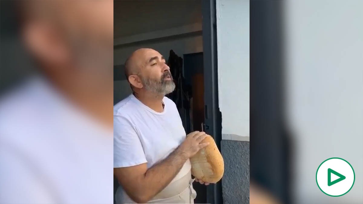Un panadero de Punta Umbría se hace viral al despertar así a unos jóvenes que se quedaron dormidos en la playa.