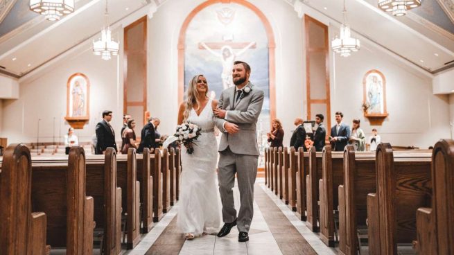 entrar en la iglesia en una boda