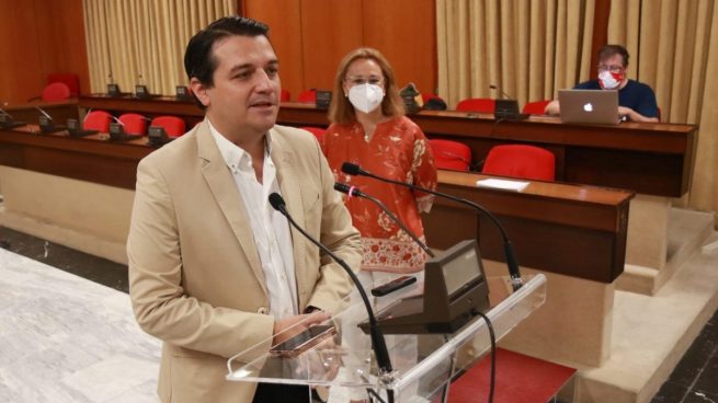 El alcalde de Córdoba (PP) entrega a una ex de Cs una concejalía popular: Vox denuncia «cambio de cromos»