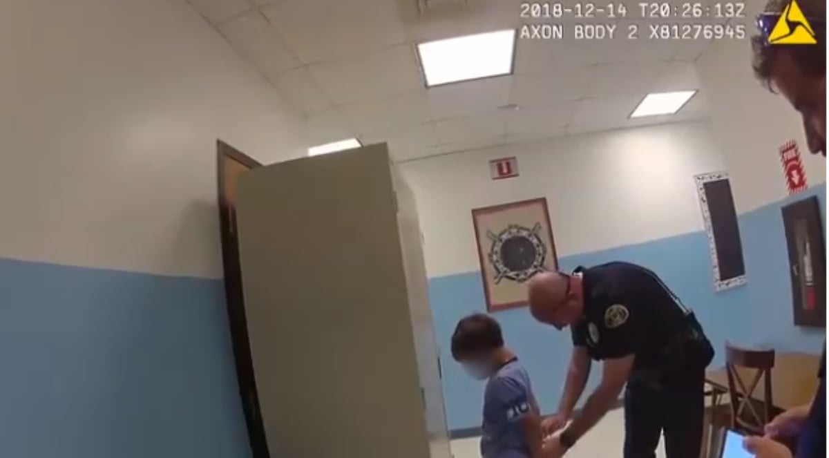 Twitter: Polémica detención de un menor esposado en un colegio de Estados Unidos