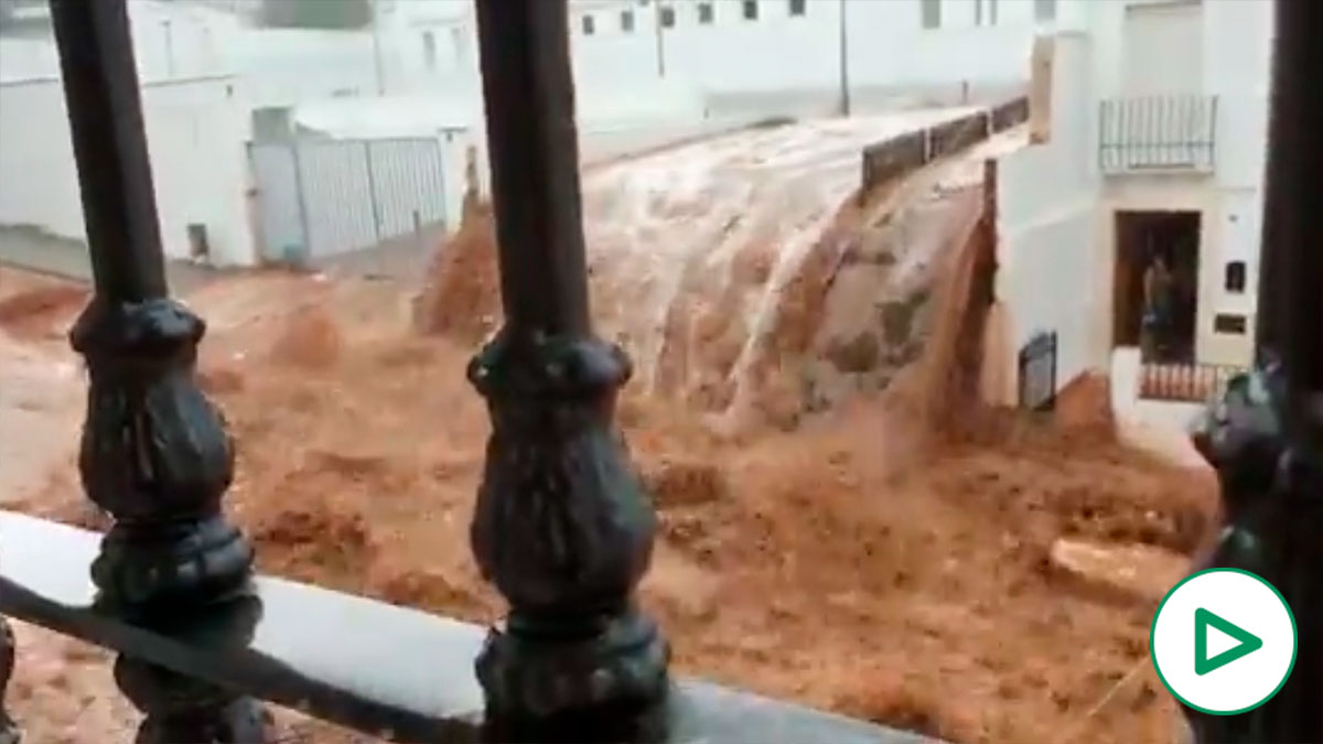 Fuertes trombas de agua han sembrado el caos en Sevilla.