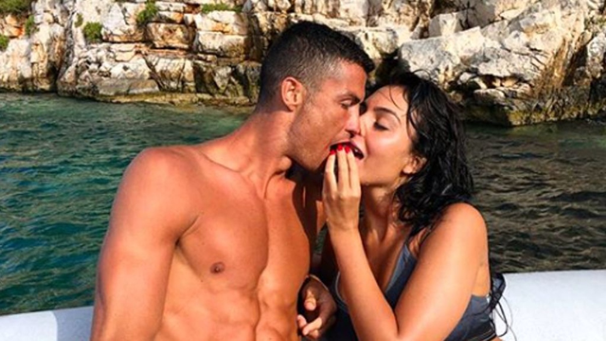 Cristiano Ronaldo y Georgina Rodríguez se besan en alta mar.