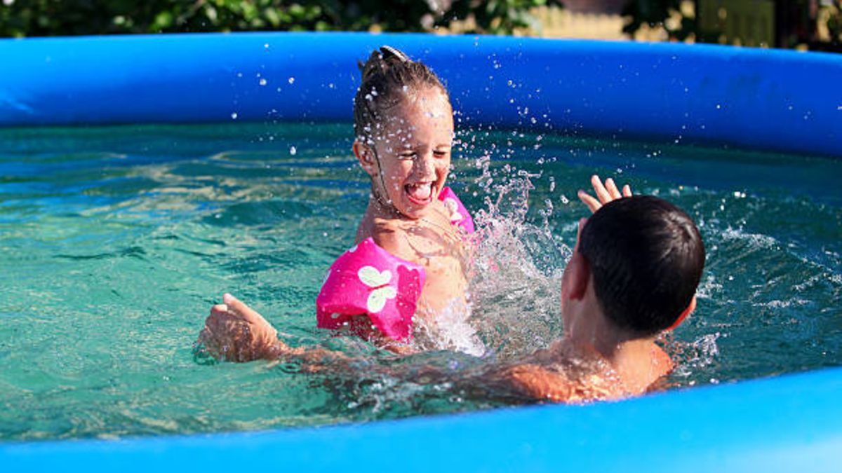 Las pautas de la OCU para usar las piscinas hinchables de los niños con seguridad