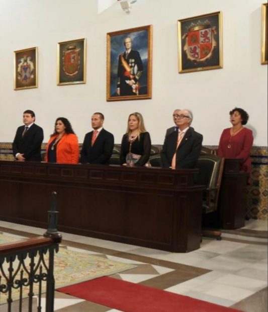 El Salón Capitular del mismo Palacio Municipal Castillo de Luna del Ayuntamiento de Rota con el cuadro del Rey Juan Carlos I.