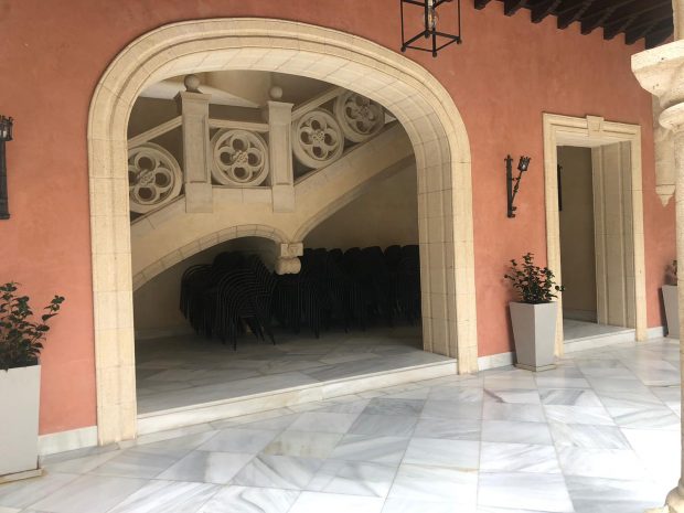 Escalera principal del Palacio Municipal Castillo de Luna, sede del Ayuntamiento de Rota, sin el busto de Juan Carlos I.