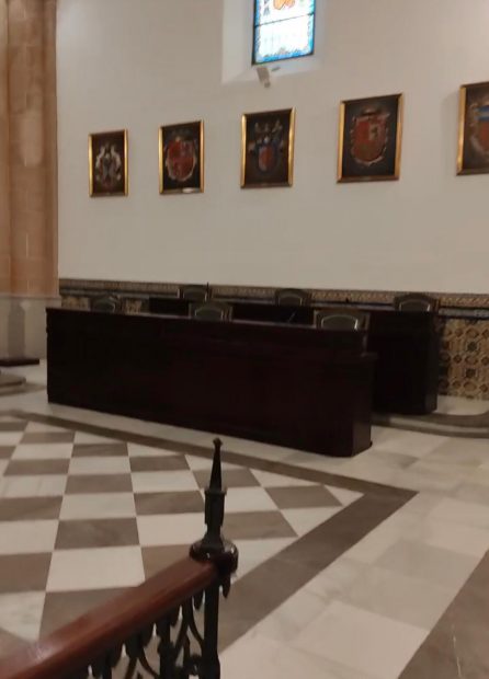 El Salón Capitular del mismo Palacio Municipal Castillo de Luna del Ayuntamiento de Rota sin el cuadro del Rey Juan Carlos I.