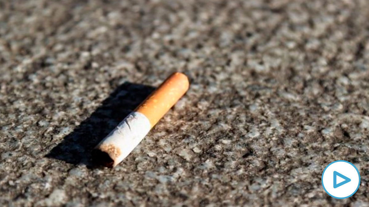 Una colilla de un cigarro en el suelo
