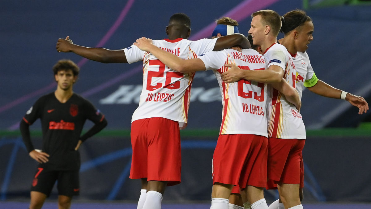 Los jugadores del Leipzig celebran el gol de Adams al Atlético. (AFP)