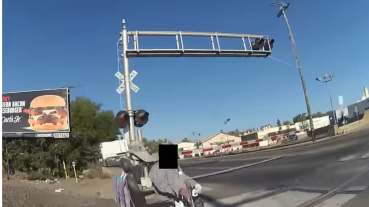 YouTube: Rescate in extremis de hombre en silla de ruedas a punto de morir atropellado por un tren