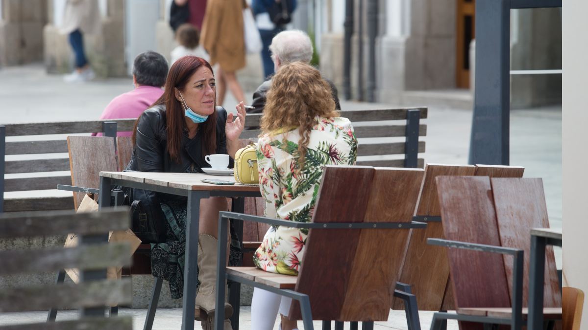 Una persona fuma en una terraza. Foto: EP