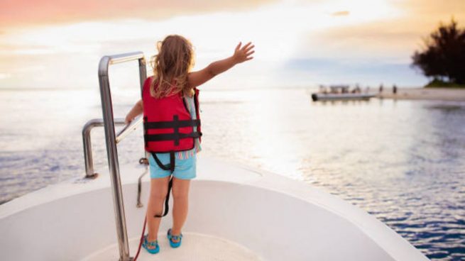 Cómo vestir a los niños para ir a un barco o embarcación