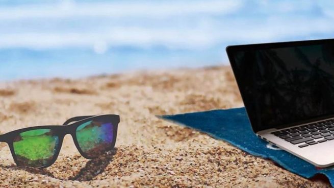 El 44,3% de los empleados está pendiente del móvil o portátil profesional en vacaciones