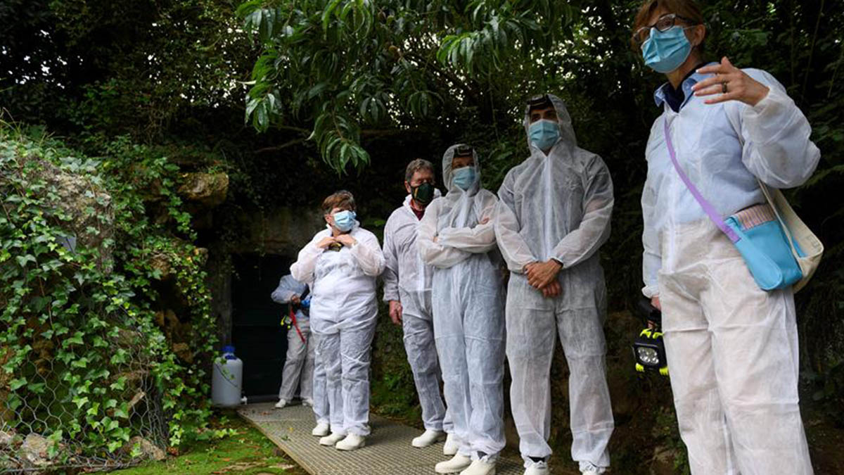 El primer grupo en acceder a la cueva de Altamira tras permanecer cerrada por la pandemia del coronavirus. (Efe)
