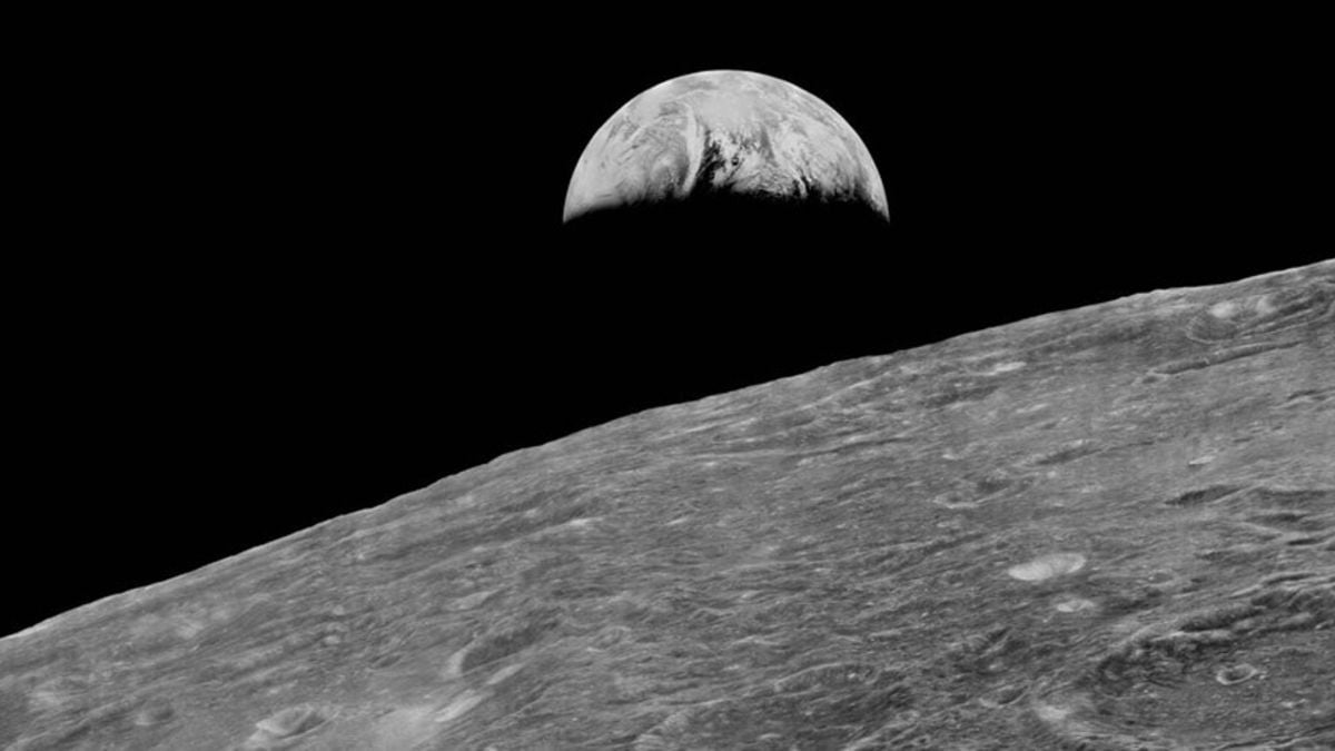El 23 agosto de 1966 se toma la primera foto de la Tierra desde la Luna
