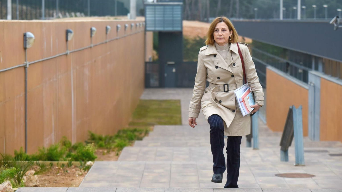 Carme Forcadell, ex presidenta del Parlament de Cataluña, saliendo de la cárcel de Mas d’Enric, en El Catllar (Tarragona). (Foto: Europa Press)