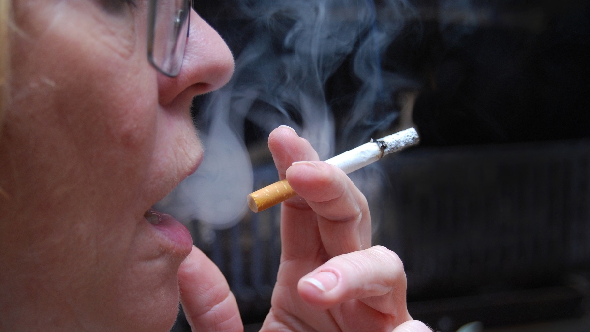 Andalucía regula la prohibición de fumar y fija PCR para empleados sociosanitarios