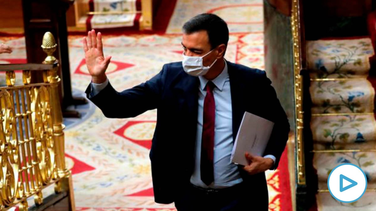 El presidente del Gobierno, Pedro Sánchez, abandonando el hemiciclo. (Foto: EFE)