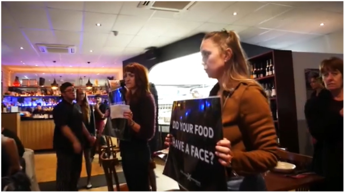 Facebook: Uno grupo de veganos asalta un restaurante al grito de: “No es comida es violencia”