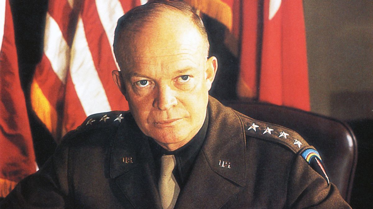 El 24 de agosto de 1954 el presidente Eisenhower firma la ley que prohíbe el partido comunista