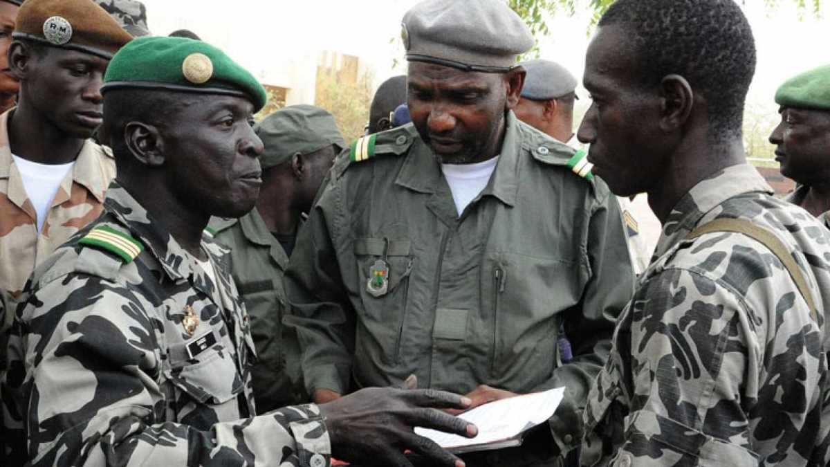 Varios militares han tomado una base militar reteniendo a varios ministros