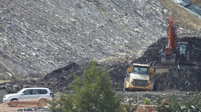 Vista general de la zona donde trabajan en las labores de búsqueda de los dos trabajadores sepultados bajo los escombros del vertedero de Zaldivar (Vizcaya), que se derrumbó el pasado 6 de febrero. Foto: EP