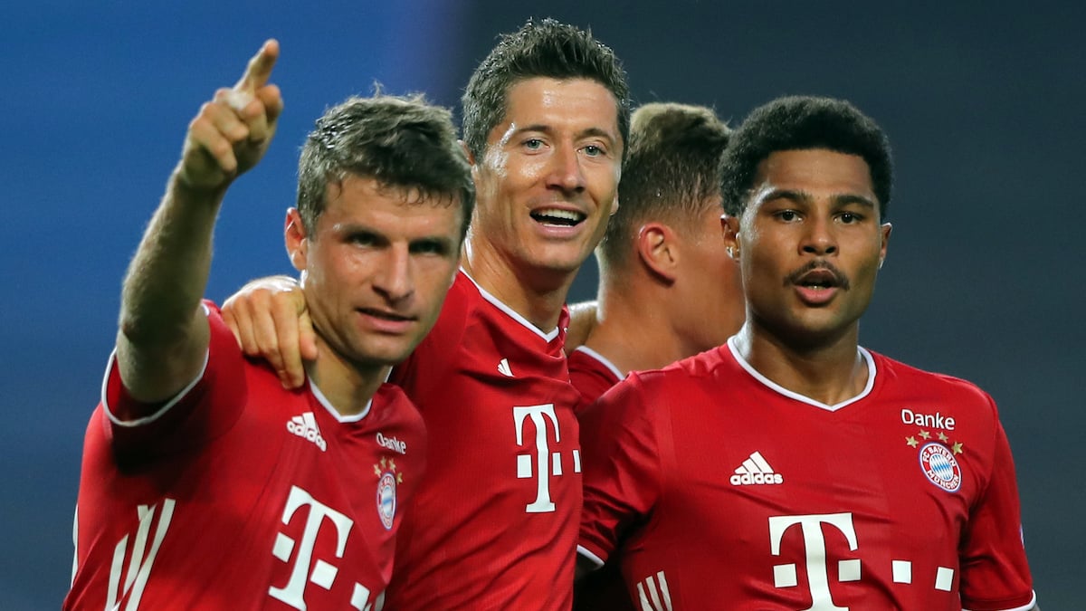 Muller, Lewandowski y Gnabry celebran el 0-2 del Bayern ante el Lyon. (AFP)