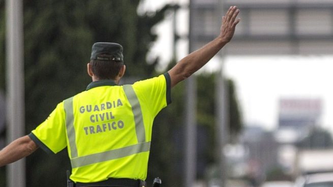 La Guardia Civil advierte de lo peligroso que es conducir sin camiseta