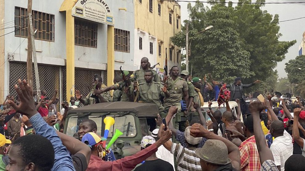 Militares celebran el golpe al Gobierno en las calles de Malí. Foto: AFP