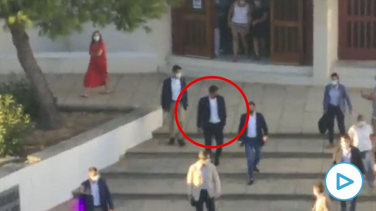 Pedro Sánchez abucheado con gritos de «¡fuera, fuera» a la salida de una iglesia en Matalascañas.
