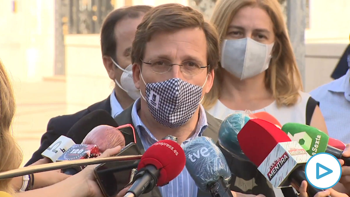 Almeida atiende a la prensa en el día de la peatonalización de la Puerta de Sol.