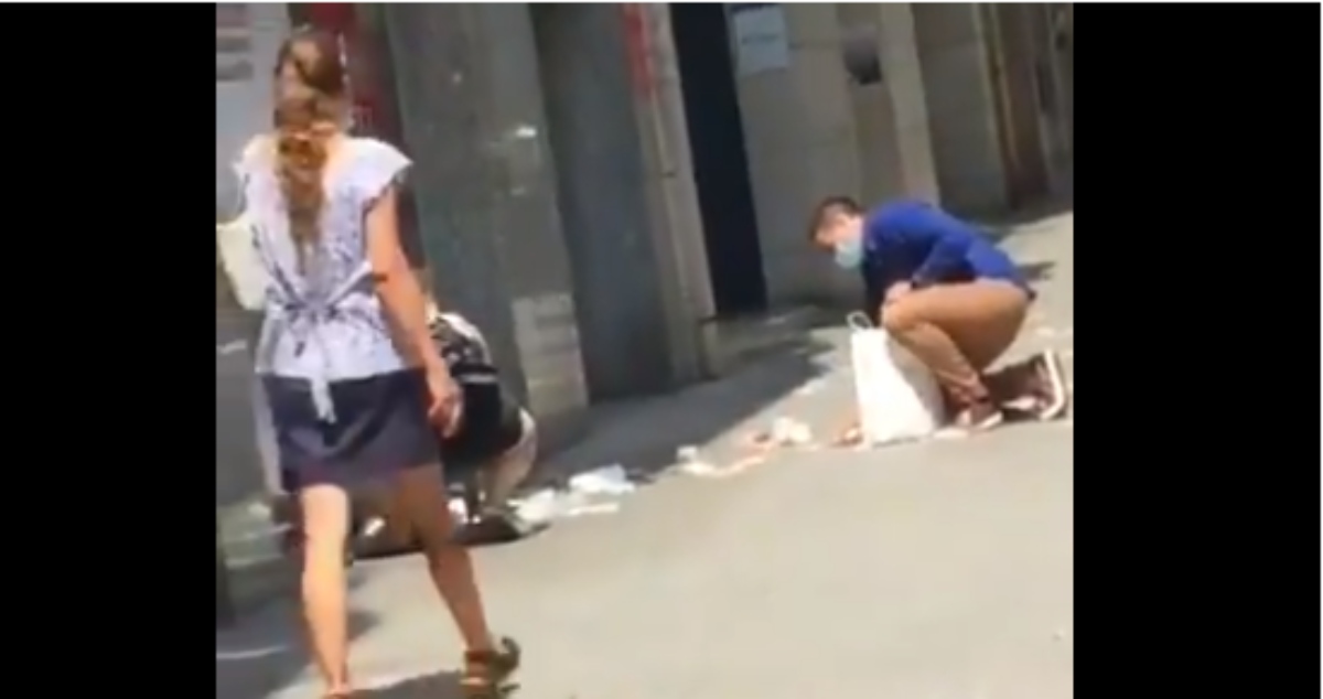 Twitter: Lluvia de billetes en Barcelona, roban a una pareja 70.000 euros y pierden el botín por el camino