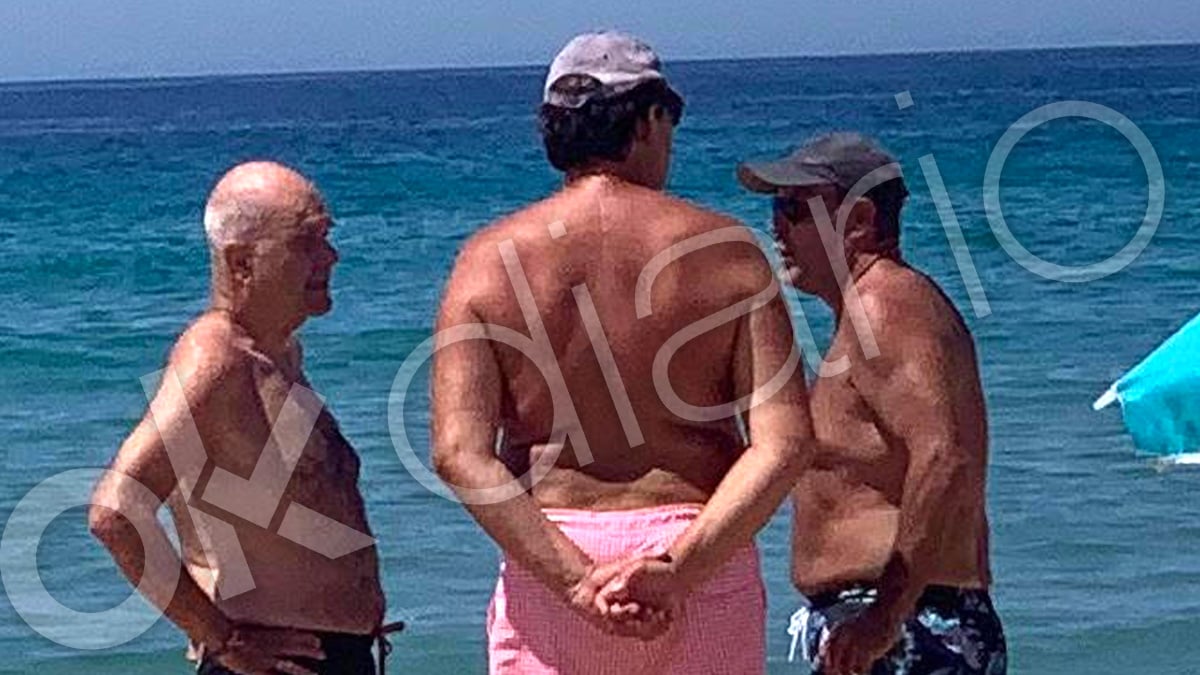 Manuel Chaves dialoga con el ministro de Justicia, Juan Carlos Campo, en una playa de Cádiz.