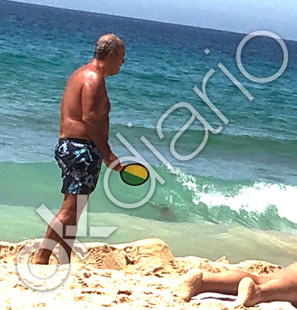 Juan Carlos Campo jugando a las palas en la orilla... sin mascarilla.