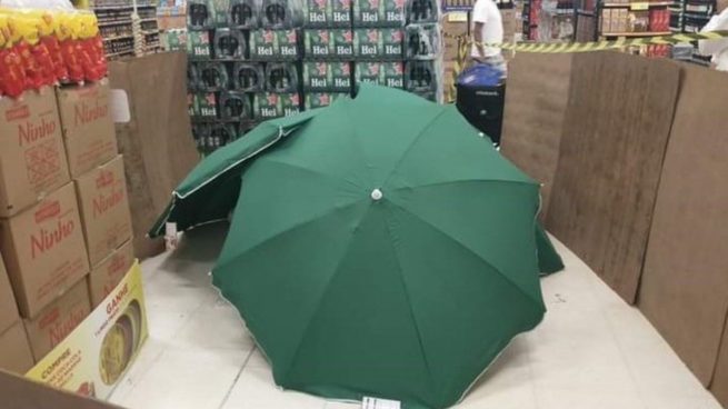 Tapan con paraguas y cajas de cerveza el cuerpo de un hombre muerto en un supermercado