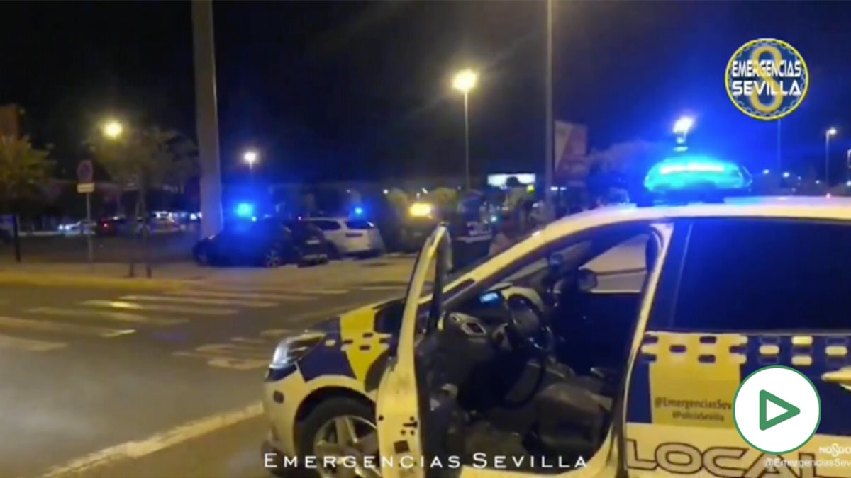 La Policía desaloja una concentración de personas sin mascarillas en un polígono de Sevilla.