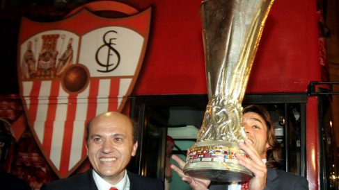 Del Nido, junto a Javi Navarro con la Europa League del Sevilla en 2006. (AFP)
