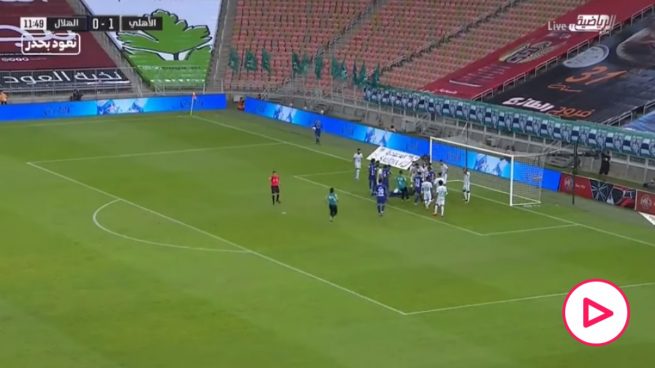 El escalofriante momento en el que Gomis se desvanece.